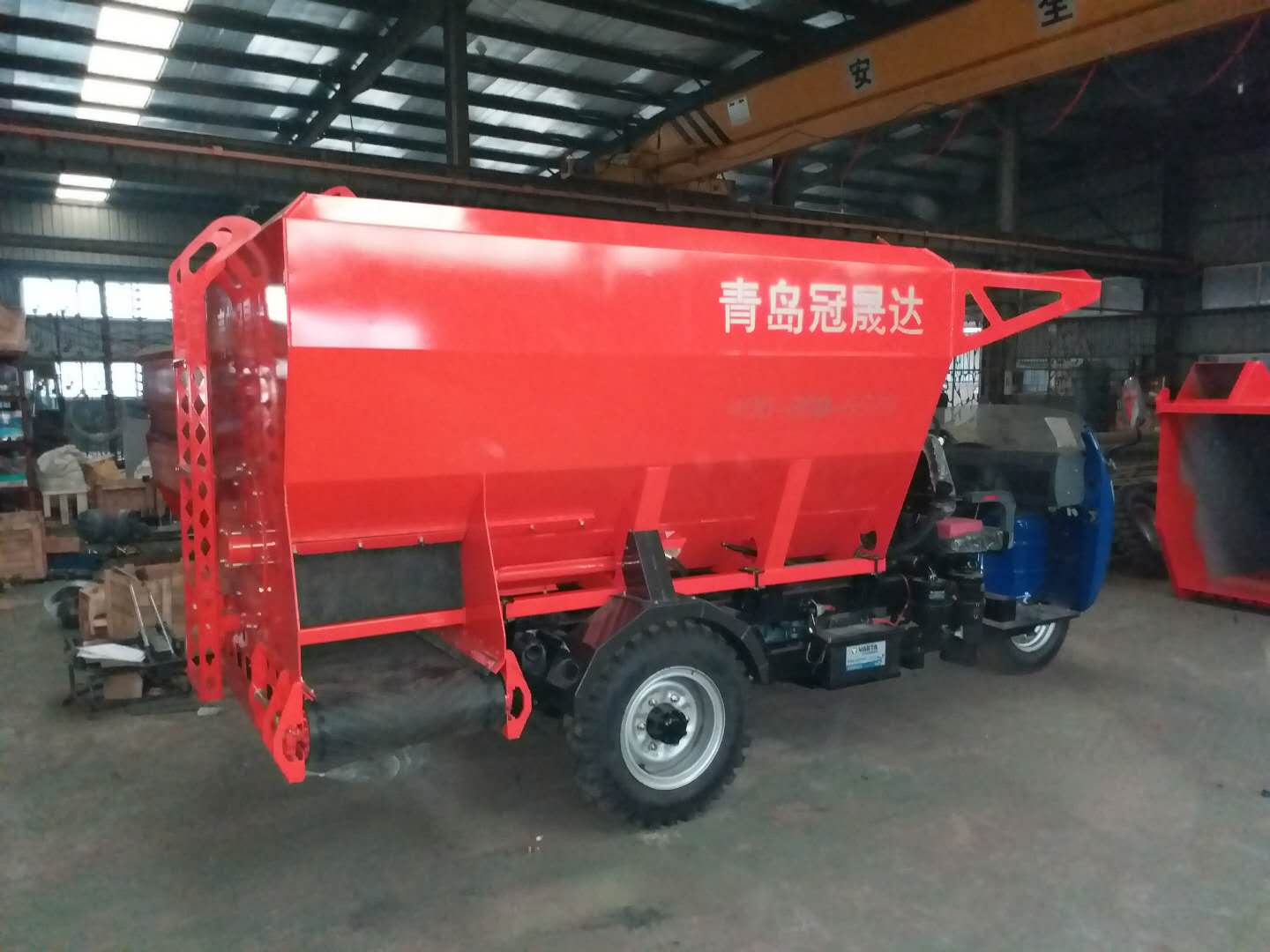 內(nèi)蒙古某公司購(gòu)買(mǎi)雙側(cè)撒料車